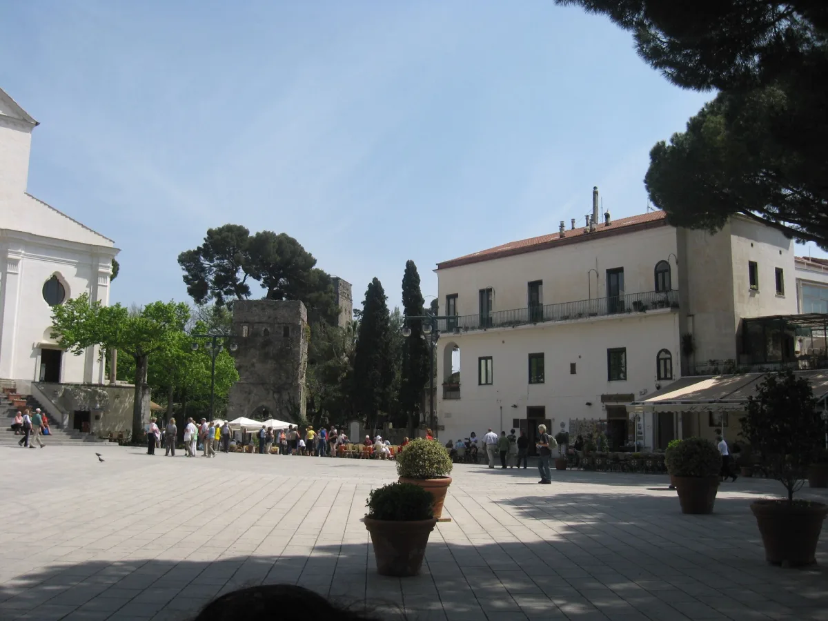 Piazza Vescovado a Ravello: cuore storico e architettura