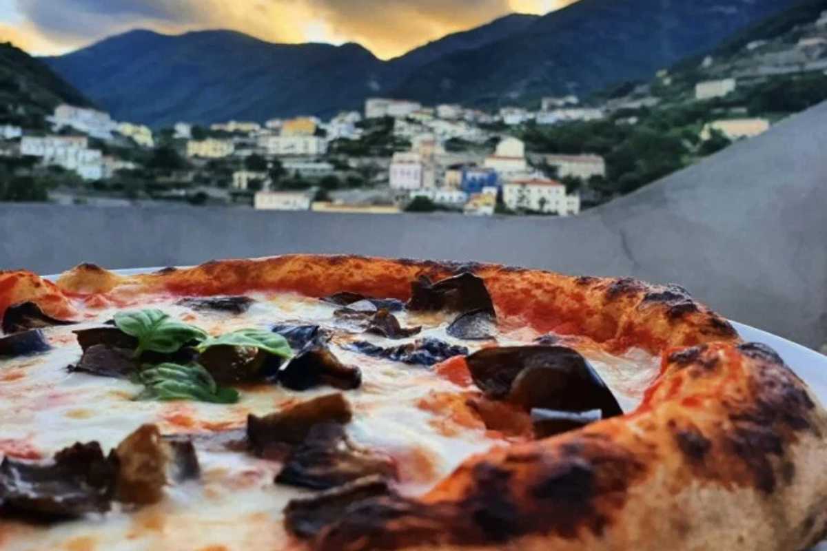 Fotografia di una trattoria tipica nel centro di Ravello, con tavoli all'aperto tra i vicoli, piatti locali serviti ai clienti