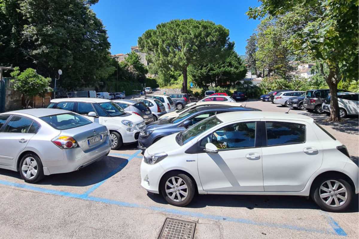 Vista panoramica su Ravello, con auto parcheggiate ordinatamente vicino al centro storico, atmosfera mattutina