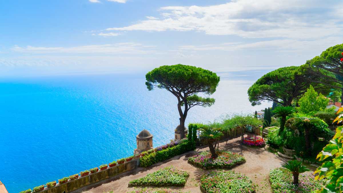 Gruppo di escursionisti sul Sentiero degli Dei, vista panoramica sulla Costiera Amalfitana, cielo limpido, vegetazione mediterranea, scorcio di Ravello e mare